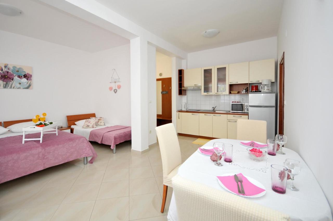Apartment Roza *